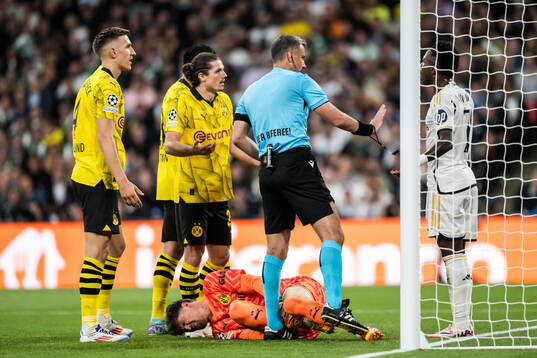 Vinicius Junior of Real Madrid and Gregor Kobel of Dortmund