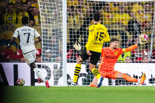 Vinicius Junior scores the 0-2 goal behind goalkeeper