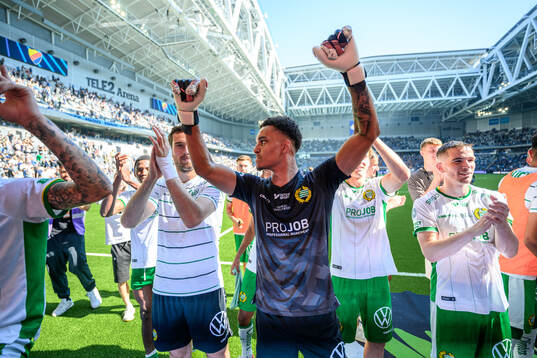 Hammarbys målvakt Oliver Dovin jublar