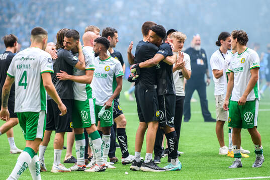 Hammarbys målvakt Oliver Dovin jublar med lagkamrater
