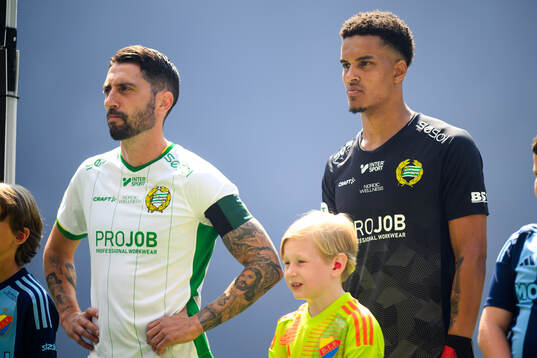 Hammarbys Nahir Besara och målvakt Oliver Dovin