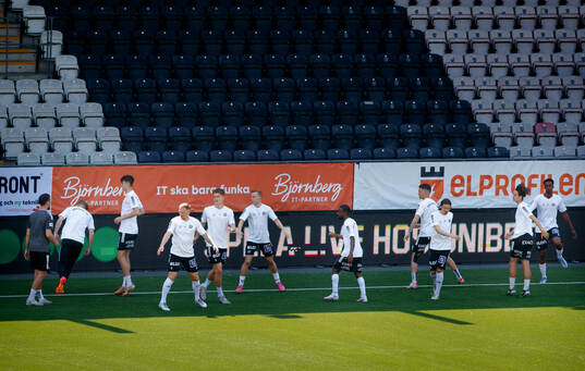 Örebros spelare värmer upp i skuggan