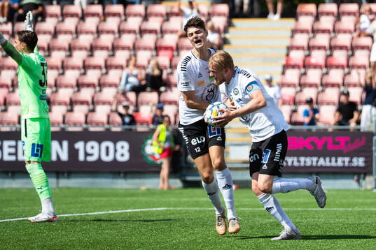 Örebros Karl Holmberg jublar