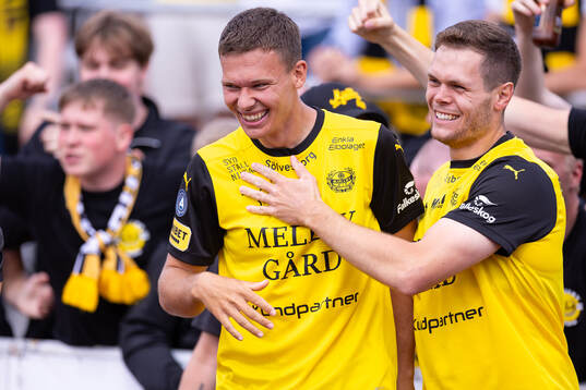 Mjällbys Arvid Brorsson och Jacob Bergström jublar efter mål 0-1