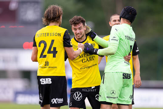 Mjällbys Colin Rösler och målvakt Noel Törnqvist jublar