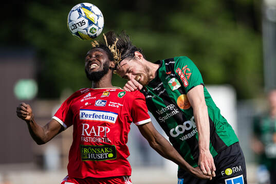 Skövde AIKs Mamudu Moro och Varbergs Robin Tranberg