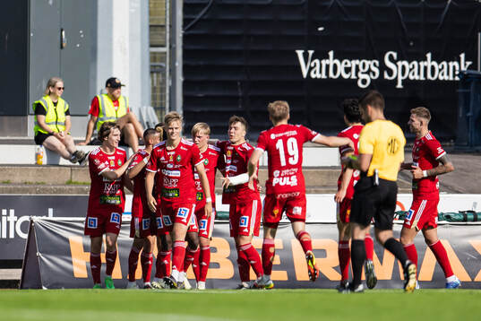 Skövde AIKs spelare jublar