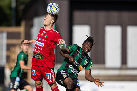 Skövde AIKs Filip Drinic och Varbergs Azeez Temitope Yusuf