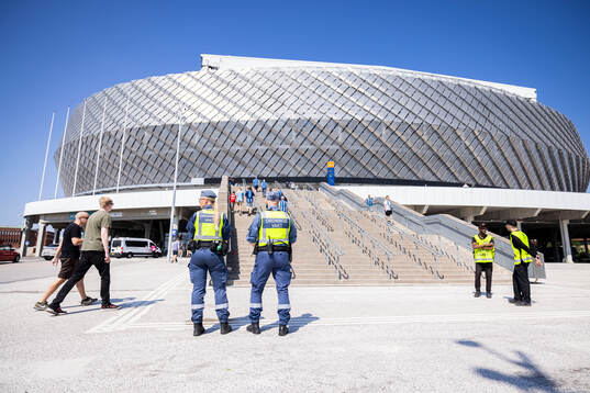 Ordningsvakter utanför Tele2 Arena