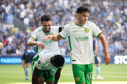 Hammarbys Nahir Besara och Deniz Gul jublar med Bouzomana Toure som får kramp efter 0-3