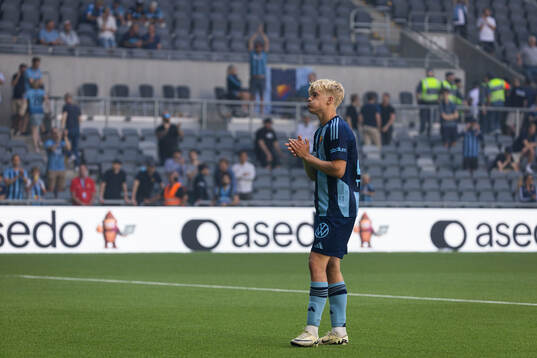 Djurgårdens Lucas Bergvall tackar publiken