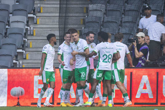 Hammarbys spelarna jublar efter 0-2 målet