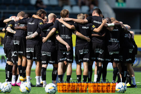 Häckens spelare samlade innan fotbollsmatchen i