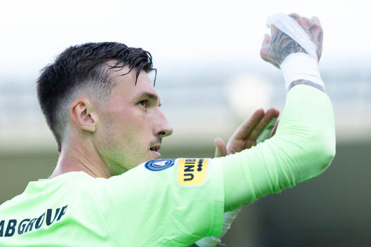 Häckens målvakt Andreas Linde jublar framför supportrarna