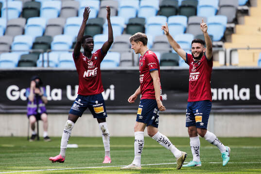 Örgrytes Abdoulaye Faye, Viktor Lundberg och Edi Sylisufaj jublar efter 3-0
