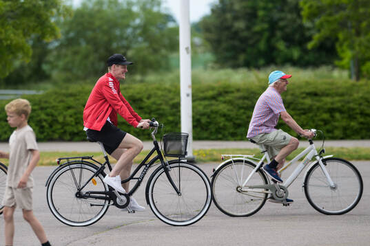 Kalmars assisterande tränare Rasmus Elm på cykel