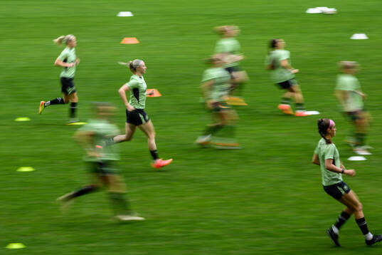 Bla gjennom flere bilder av Football, UEFA Women's Euro Qualifier, Ireland, Training