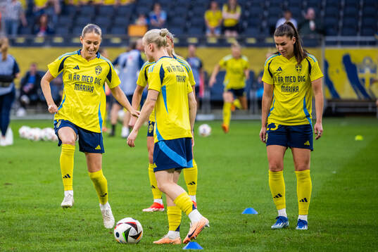 Emma Kullberg and Pauline Hammarlund of Sweden, with a