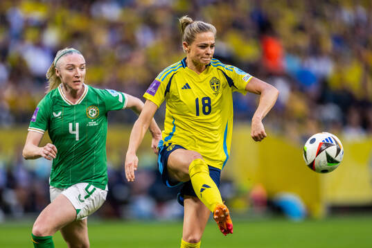 Louise Quinn of Republic of Ireland and Fridolina Rolfö of
