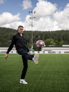 Holstein Kiels Alexander Bernhardsson trixar med en fotboll