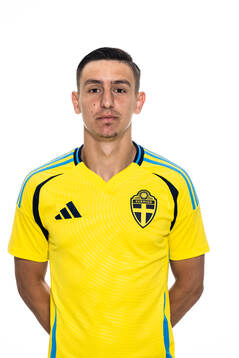 Lorik Bunjaku poserar för ett porträtt