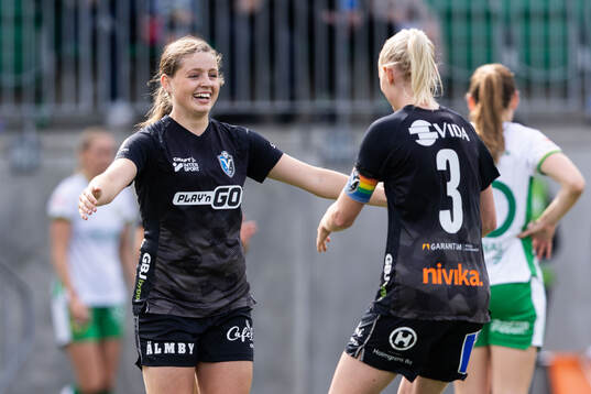 Växjö DFFs Emma Holmqvist och Emma Pennsäter jublar