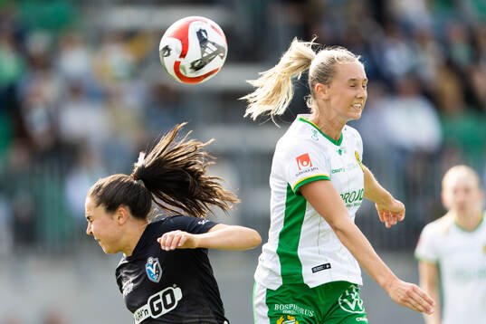 Växjö DFFs Heidi Elisabeth Ellingsen och Hammarbys Ellen Wangerheim