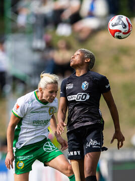 Hammarbys Jonna Andersson i en nickduell med Växjö DFFs