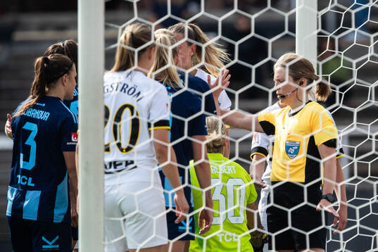 Djurgårdens målvakt Katelin Talbert och domare Sara