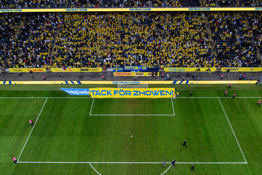 Zlatan Ibrahimovic in front of the supporters