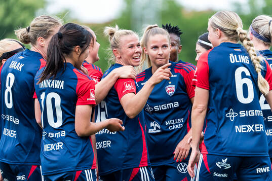 FC Rosengårds Jessica Wik jublar med lagkamrater efter 3-0