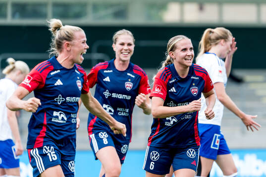FC Rosengårds Jessica Wik, Rebecca Knaak och Ria Noora Minerva Öling jublar