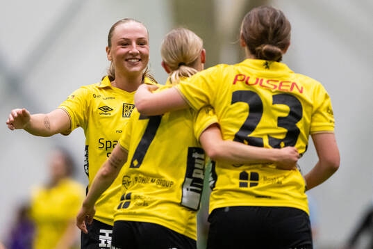 Elfsborgs Stina jensen jublar efter att Hanna Jiozon (rygg mot kameran) gjort 1-0