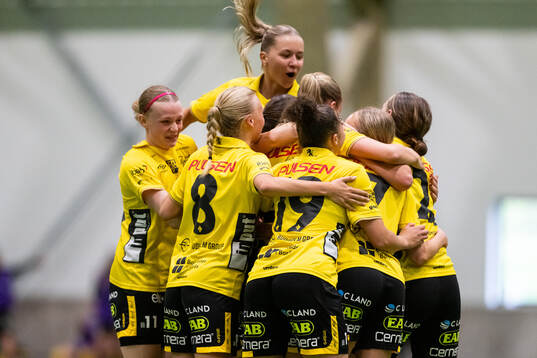 Elfsborgs spelare jublar efter att Hanna Jiozon (rygg mot kameran) gjort 1-0