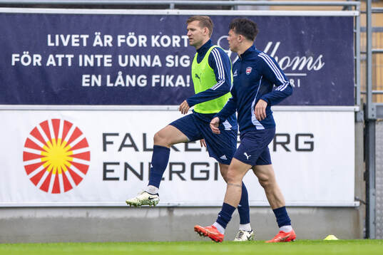 Rosengårds spelare värmer