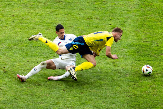 Sasa Lukic of Serbia and Dejan Kulusevski of Sweden