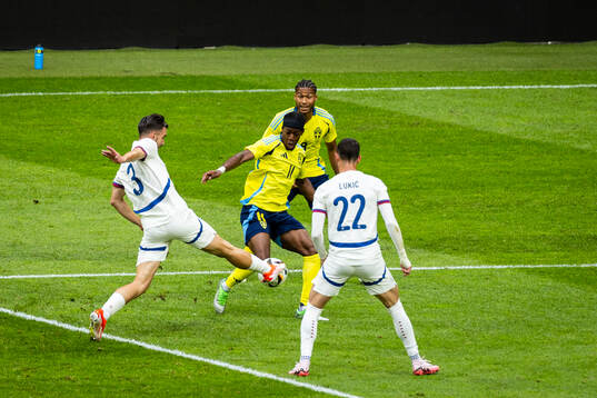 Anthony Elanga of Sweden against Sasa Lukic and Nemanja