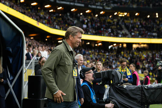 Marcus Allbäck enters the pitch at a ceremony to honor the career of Zlatan Ibrahimovic
