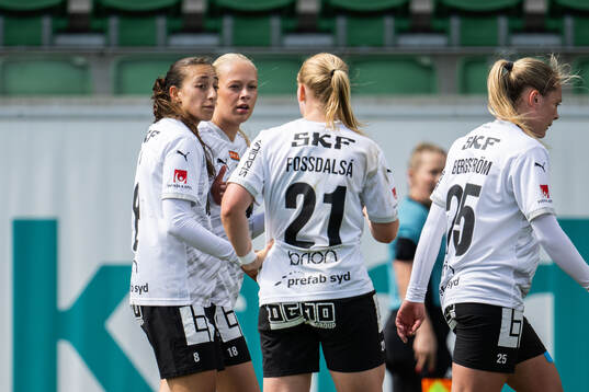 Häckens Rusul Rosa Kafaji jublar med Lisa Löwing och Johanna Fossdalsá Sørensen efter 0-1