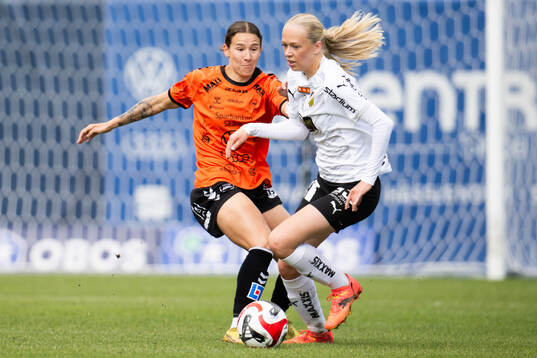 Häckens Hanna Wijk jagas av Kristianstads Tabitha Michelle