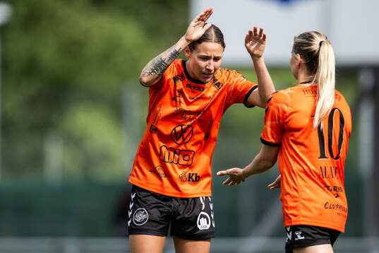 Kristianstads Tabitha Michelle Tindell jublar med Emmi