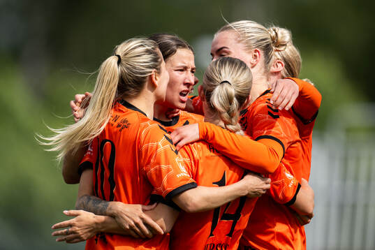 Kristianstads Tabitha Michelle Tindell jublar med lagkamrater efter 1-1