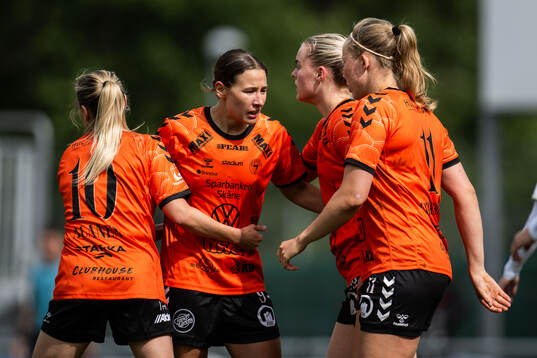 Kristianstads Tabitha Michelle Tindell jublar med Emmi Alanen, Gudny Árnadottir och Hlin Eiriksdottir efter 1-1
