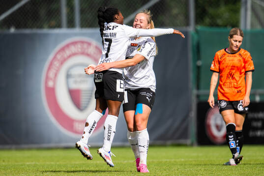 Häckens Alice Bergström och Monica Jusu Bah jublar efter 2-2 målet