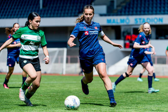 Sporting Club de Portugals Laura Romao och Aalborg BKs Helene Hedegaard