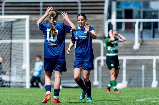 Aalborg BKs Patricia Christensen och Camilla Naur jublar efter 1-0