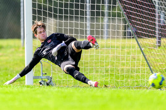 Hittarp IKs Johan Bengtsson släpper in 2-0 på straff av Astrios Isak Petersson (ej i bild)