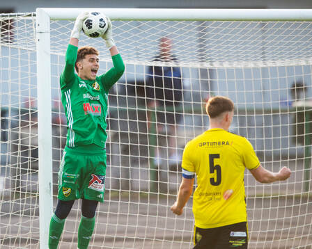 IFK Hässleholms Mirsad Basic greppar bollen med ett leende i slutsekunderna och lagkaptenen Axel Henriksson jublar i matchen i div 2 mellan FBK Balkan och IFK Hässleholm i Malmö 10 juni 2024.