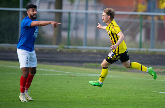  IFK Hässleholms Kasper Månsson nickar in 0-1 och jublar i matchen i div 2 mellan FBK Balkan och IFK Hässleholm i Malmö 10 juni 2024.