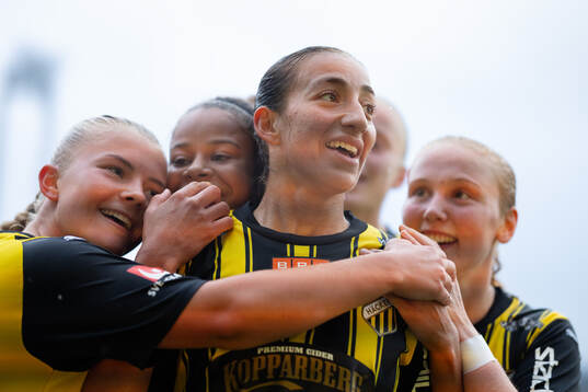Häckens Rusul Rosa Kafaji jublar efter 3-1 ihop med lagkamrater